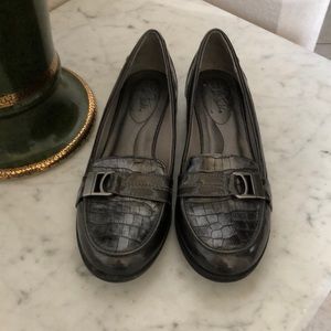 Life Stride Soft System Patent Gray Flats. Kiss